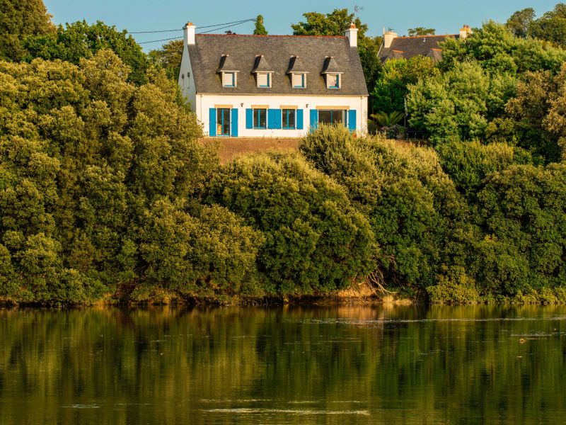 For sale charming 5-ROOM house 165 m² on the banks of the river PLOUGUIEL