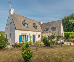 For sale charming 5-ROOM house 165 m² on the banks of the river PLOUGUIEL