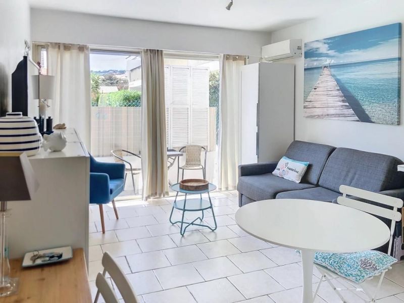A louer STUDIO  21 M2 BORD DE MER GOLFE JUAN