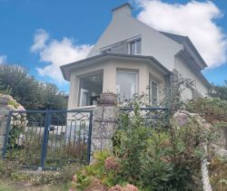 For sale CHARMING 3-ROOM HOUSE 84 M² SEA VIEW DOPURDUFF EN MER PLOUEZOCH