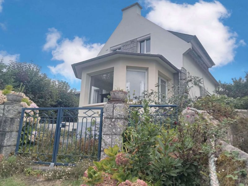 For sale CHARMING 3-ROOM HOUSE 84 M² SEA VIEW DOPURDUFF EN MER PLOUEZOCH