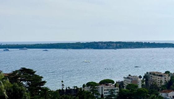 A louer APPARTEMENT DE PRESTIGE T3 125 M2 TERRASSE BORD DE MER CANNES