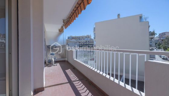 APPARTEMENT T3 63 M2 TERRASSE BORD DE MER CANNES