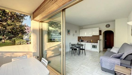 A louer STUDIO  25 M2 TERRASSE BORD DE MER CANNES