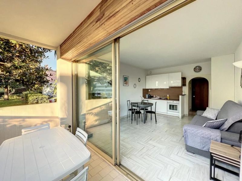 A louer STUDIO  25 M2 TERRASSE BORD DE MER CANNES