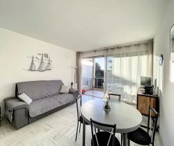 A louer STUDIO  25 M2 TERRASSE BORD DE MER CANNES