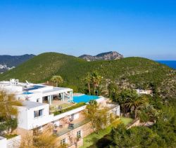 En alquiler CASA CONTEMPORÁNEA JUNTO AL MAR ROCA LLISA IBIZA