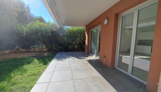 A louer APPARTEMENT T3 63 M2 TERRASSE BORD DE MER ANTIBES