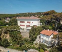 A vendre TrES belle villa 10 PIECES 750 M² PIEDS DANS L'EAU LUCCA