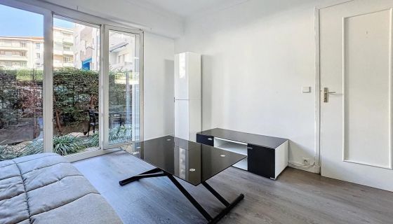 A louer STUDIO  24 M2 TERRASSE BORD DE MER LE CANNET