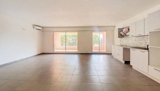 A louer APPARTEMENT DE PRESTIGE T3 82 M2 TERRASSE BORD DE MER LE CANNET