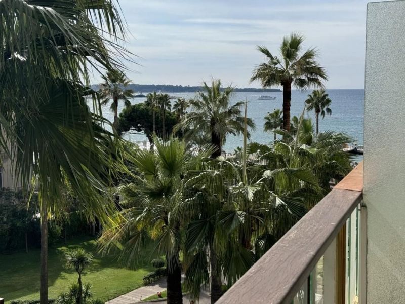 APPARTEMENT T3 68 M2 TERRASSE BORD DE MER CANNES