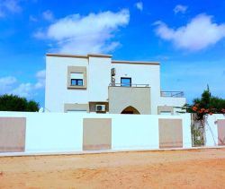 Se alquila CASA DE 4 HABITACIONES 150 M2 JUNTO AL MAR MIDOUN DJERBA