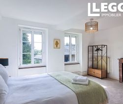 A vendre Une ferme superbement rÃ©novÃ©e sur prÃ¨s d'un hectare au c?ur du village 14500 Vire Normandie