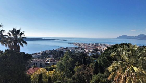 For sale LARGE 3-ROOM APARTMENT 118 M² SEA VIEW Cannes