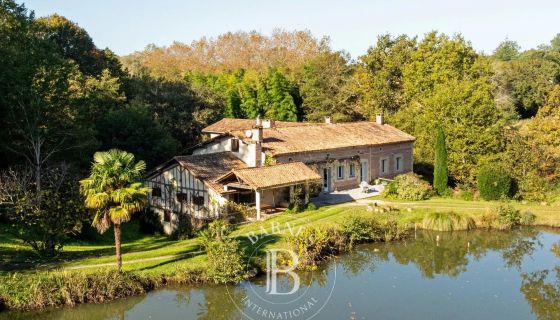 A vendre MAGNIFIQUE PROPRIETE 15 PIECES 846 M² SAINT MARTIN DE SEIGNANX