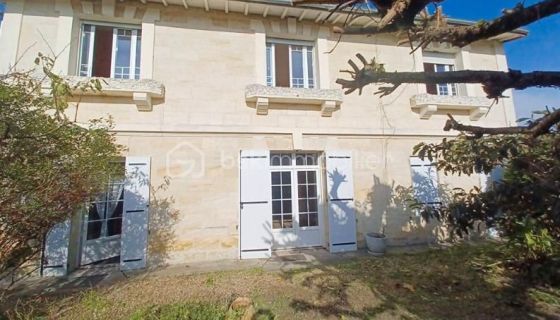 MAISON  DE MAîTRE BORD DE MER AMBARES ET LAGRAVE