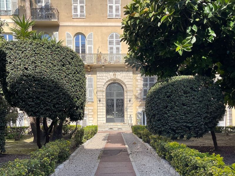 A louer APPARTEMENT DE PRESTIGE  186 M2 BORD DE MER NICE