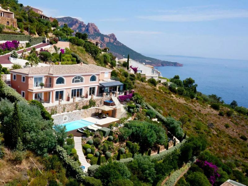 For sale 7-ROOM VILLA 334 M² SEA VIEW BETWEEN SAINT RAPHAEL AND CANNES  