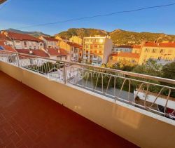 A louer APPARTEMENT T3 75 M2 BORD DE MER TOULON