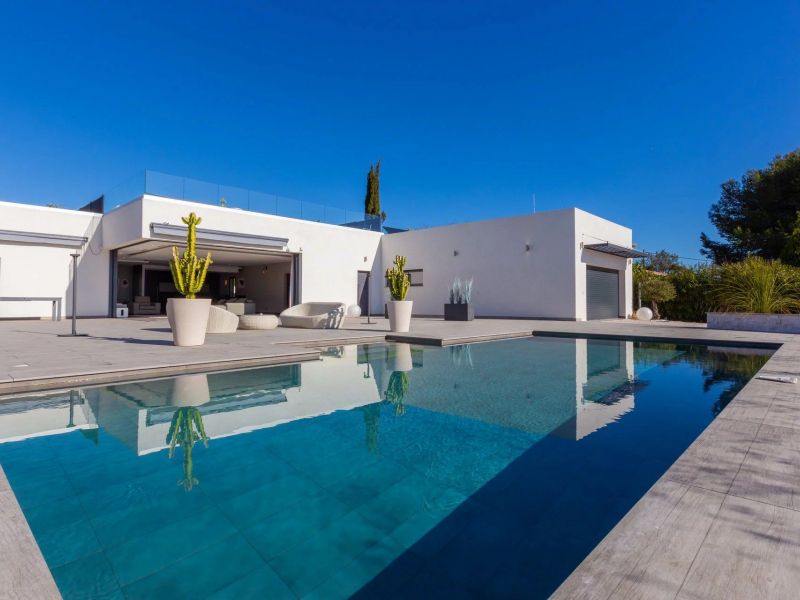 A vendre VILLA CONTEMPORAINE 10 PIECES 250 M² PLAIN PIED VUE MER ANTIBES