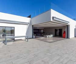 A vendre VILLA CONTEMPORAINE 10 PIECES 250 M² PLAIN PIED VUE MER ANTIBES