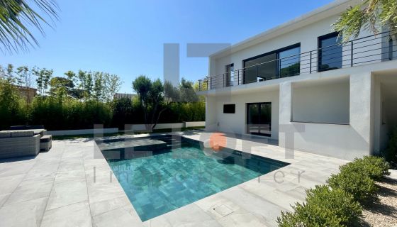 A vendre VILLA D'EXCEPTION 5 PIECES 276 M² VUE MER ET TOUT A PIEDS FREJUS