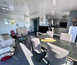 A louer APPARTEMENT T3 76 M2 TERRASSE BORD DE MER FREJUS