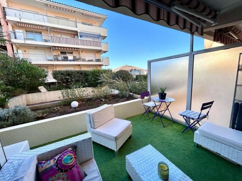 A louer STUDIO  20 M2 TERRASSE BORD DE MER FREJUS