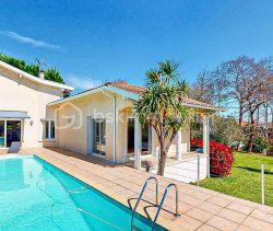 A vendre PropriETE composEEe d'une maison principale avec piscine + 2 appartements indEpendants Saint Martin De Seignanx