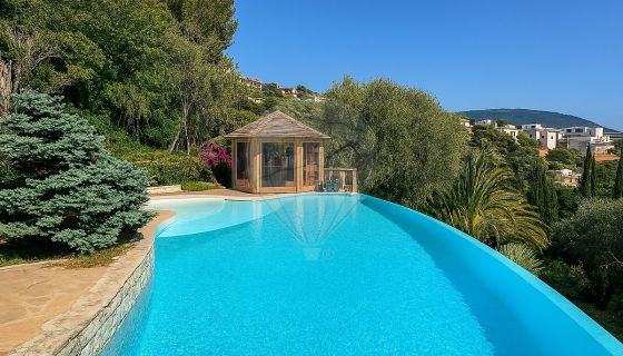 A louer MAISON  8 PIECES 385 M2 BORD DE MER NICE