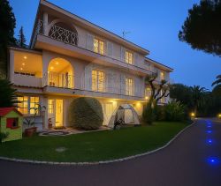 A louer MAISON  8 PIECES 385 M2 BORD DE MER NICE