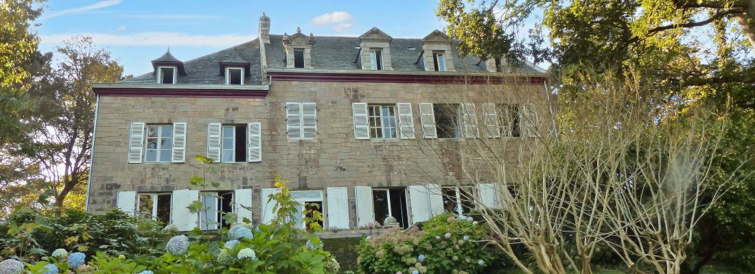 For sale Manor house on the waterfront in Douarnenez Bay