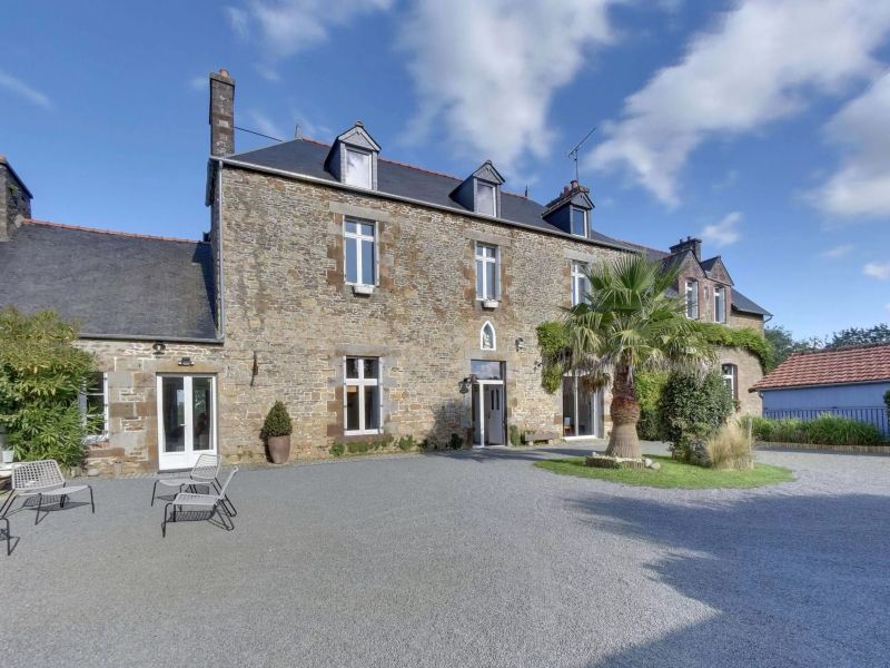 A vendre PropriETE en pierres vue mer entre Saint-Malo et le Mont Saint Michel SAINT BROLADE