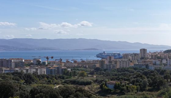 A louer MAISON  5 PIECES 377 M2 BORD DE MER AJACCIO