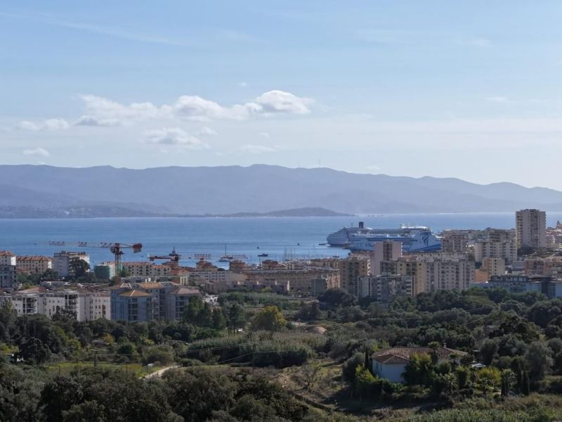 A louer MAISON  5 PIECES 377 M2 BORD DE MER AJACCIO