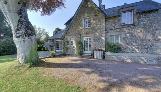 vente Maison familiale en pierres avec grand jardin arboré dans le centre de Pleurtuit