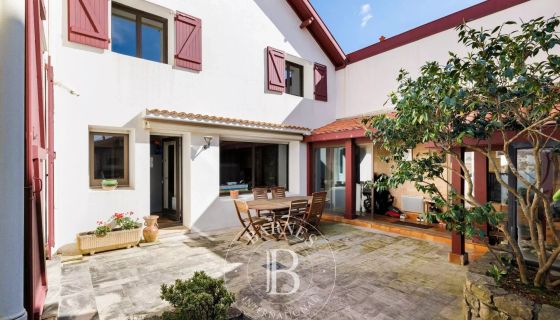 A vendre BELLE PROPRIETE 11 PIECES 236 M² A RENOVER BIARRITZ BEAURIVAGE