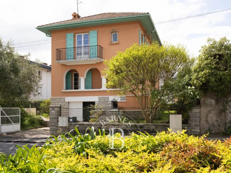 A vendre MAISON FAMILIALE 8 PIECES 230 M² QUARTIER DES ARENES BAYONNE