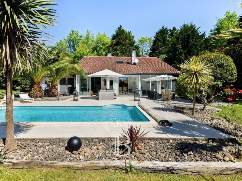 A louer MAISON  6 PIECES 220 M2  ARCANGUES