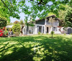 A louer MAISON  6 PIECES 220 M2  ARCANGUES