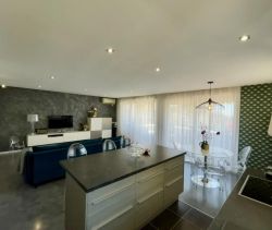 A louer APPARTEMENT DE PRESTIGE T4 93 M2 TERRASSE BORD DE MER MENTON