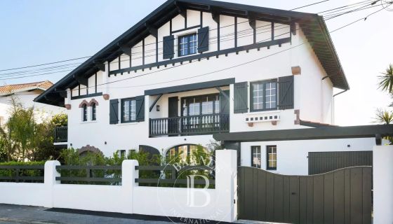 A vendre TRES BELLE MAISON BASQUE 9 PIECES 290 M² BIARRITZ