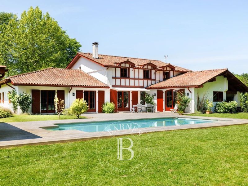 A vendre MAISON FAMILIALE 10 PIECES 327 M² SAINT JEAN DE LUZ