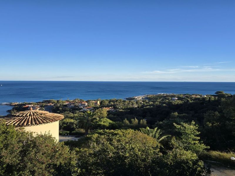 A vendre bien unique est proposee  divise en deux parcelles, permettant une grande flexibilite de projet Les Issambres