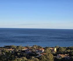 A vendre bien unique est proposee  divise en deux parcelles, permettant une grande flexibilite de projet Les Issambres