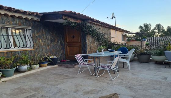 A vendre Cette maison divisee en 2 logements au 1er un joli T2 d'environ 55 m² vue mer et plage a  pieds Sainte Maxime