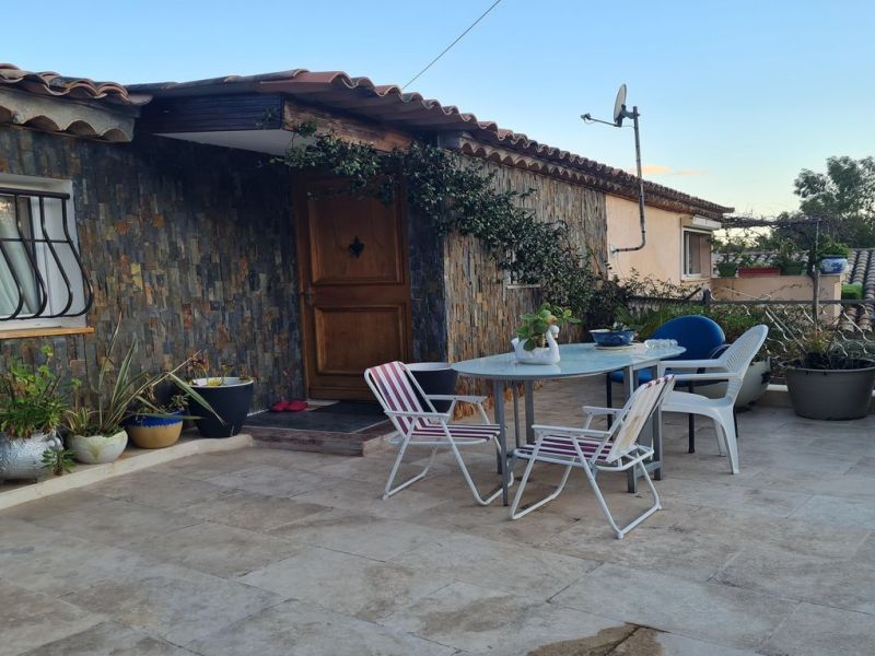 A vendre Cette maison divisee en 2 logements au 1er un joli T2 d'environ 55 m² vue mer et plage a  pieds Sainte Maxime