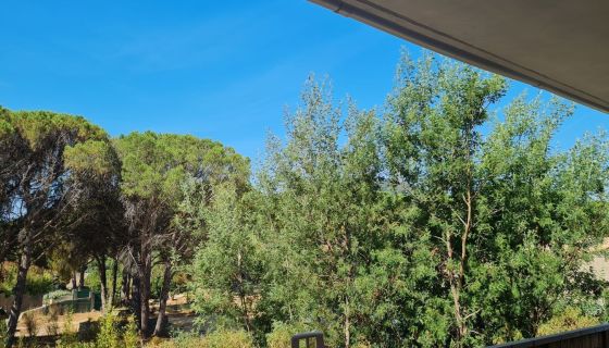 A vendre appartement est en rez de villa uniquement 4 propriÃ©taires et 2 garages Ã  se partager pour rangement 83120 Sainte Maxime