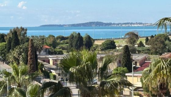 A louer APPARTEMENT DE PRESTIGE T3 80 M2 TERRASSE BORD DE MER CAGNES SUR MER